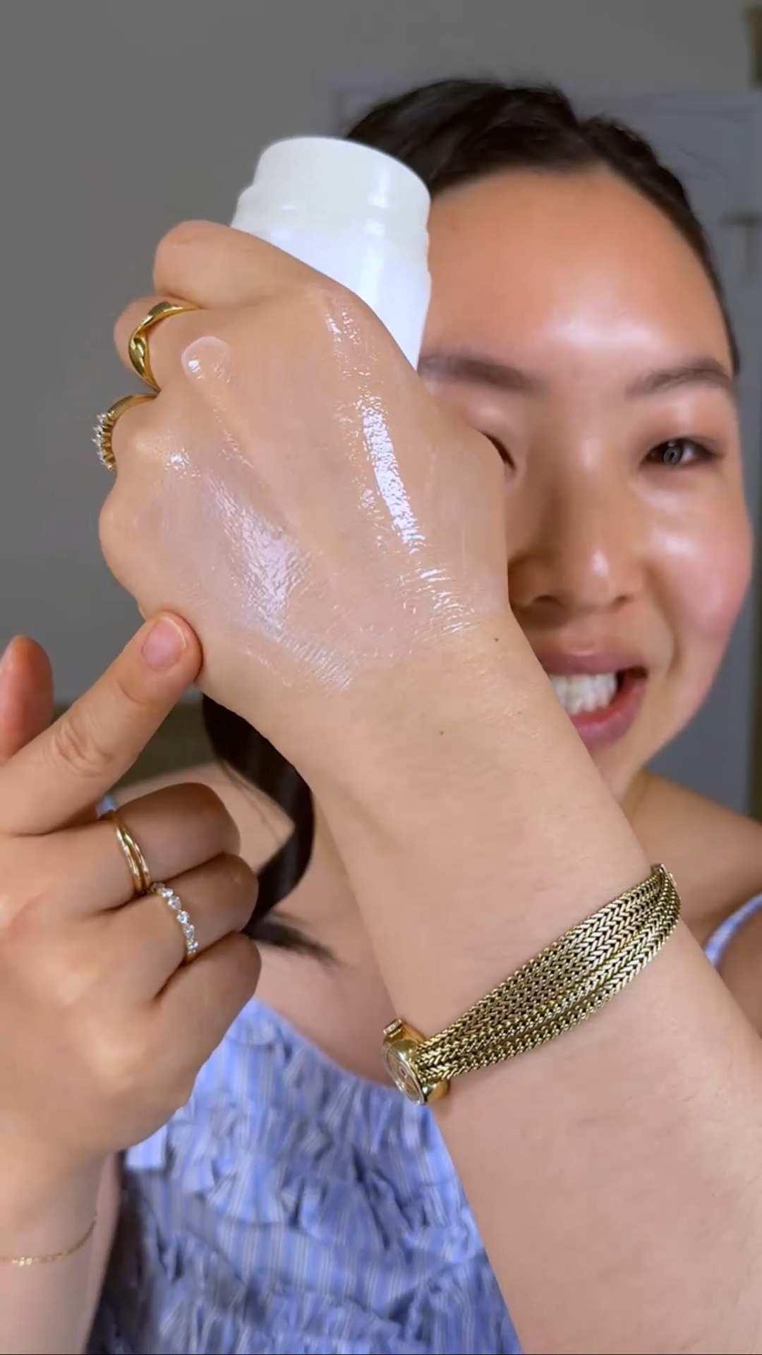 moisturizer is the glue that binds your skincare and makeup! 💛 @beekman1802 @ultabeauty 

Linked in bio

 #sensitiveskin #Beekman1802Partner