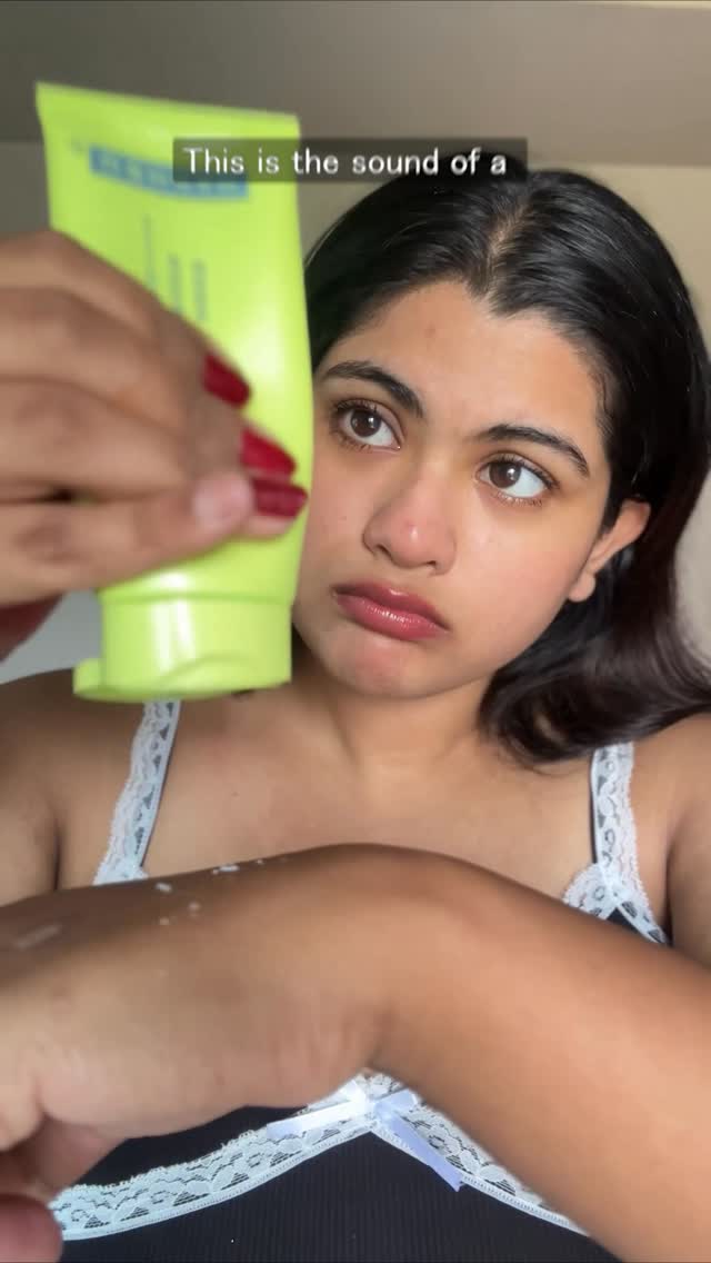 It’s my 3rd bottle and I’m not kidding . Those who have used this sunscreen they know how good this is ! If you haven’t soo it’s highly recommended 

#bestsunscreen #skincareresults #explorepageready #goviralnow #explore