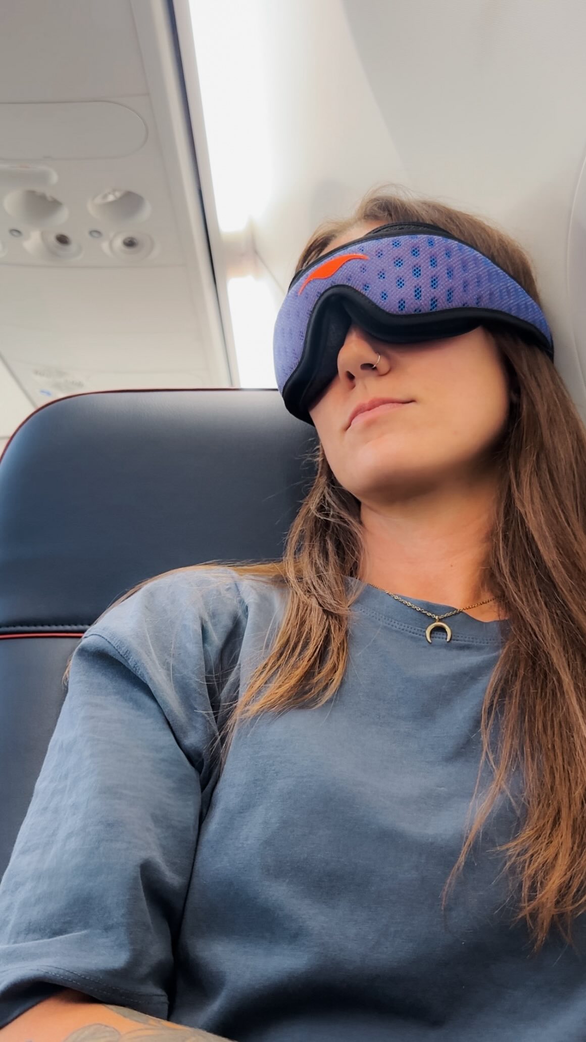 STOP using those awful free eye masks you get on airlines and at hotels! 🙅🏻‍♀️

If you’re still using the scratchy, thin masks from your flight kit, this is your sign to upgrade. The @mantasleep Pro Mask has been the ult