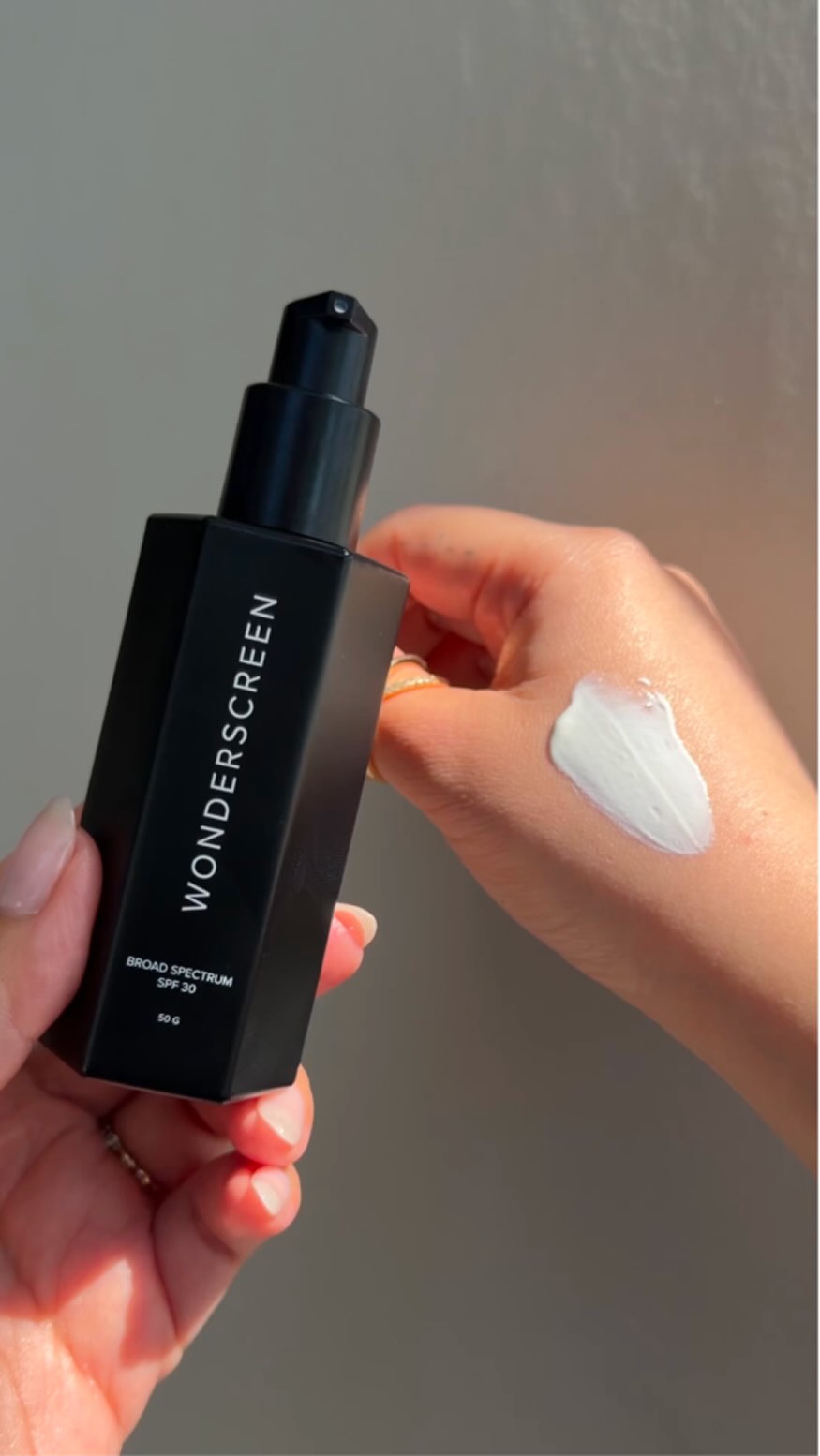 Your SPF application matters 🤍 For daily mineral SPF protection, apply 1/4 teaspoon to the face or 1/2 teaspoon if including the neck and ears. Wonderscreen SPF 30 was made for everyday wear with a lightweight mineral fi