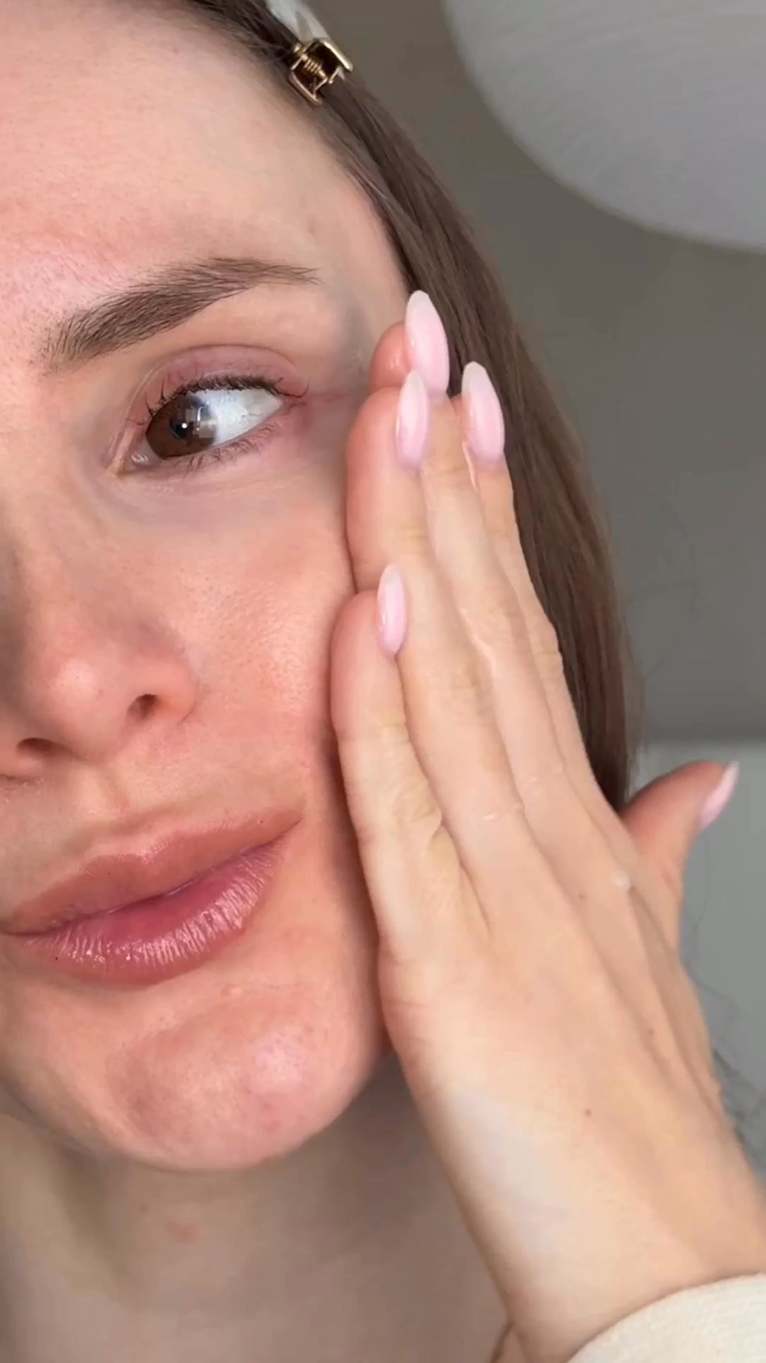 Gently relieve redness and restore balance.
Our Soothing Serum leaves your skin feeling refreshed and calm all day long.🌿

#haruharuwonder #livewithwonderdaybyday #skinbarrier