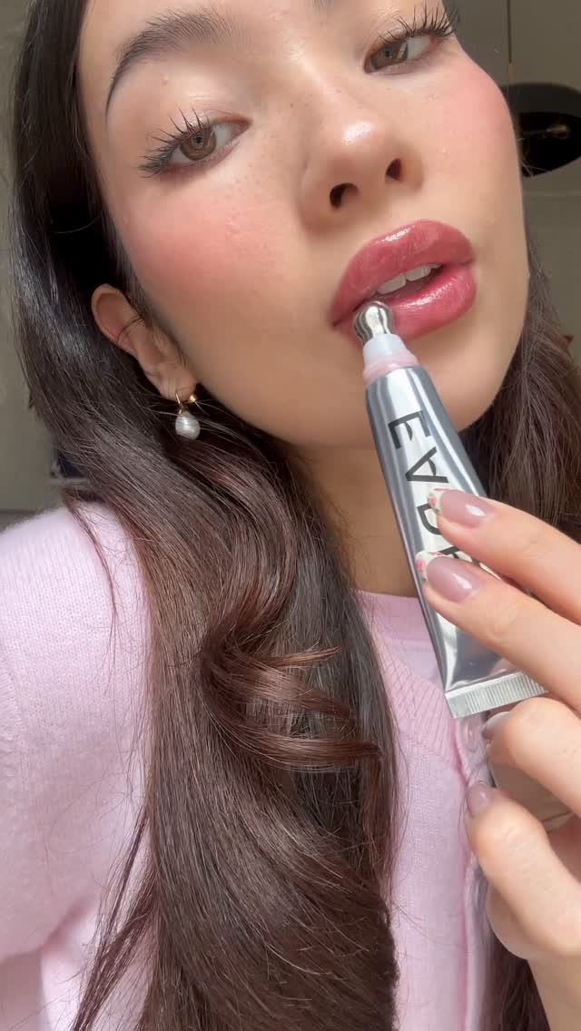 Pink is Selina’s color (wearing Sakura Shaved Ice)🍧🌸, and yours too. 

Le Chouchou Lip Softening Balm is clinically proven to visibly smooth, hydrate, and deliver intensive lip repair—so softness meets science.

Shop now