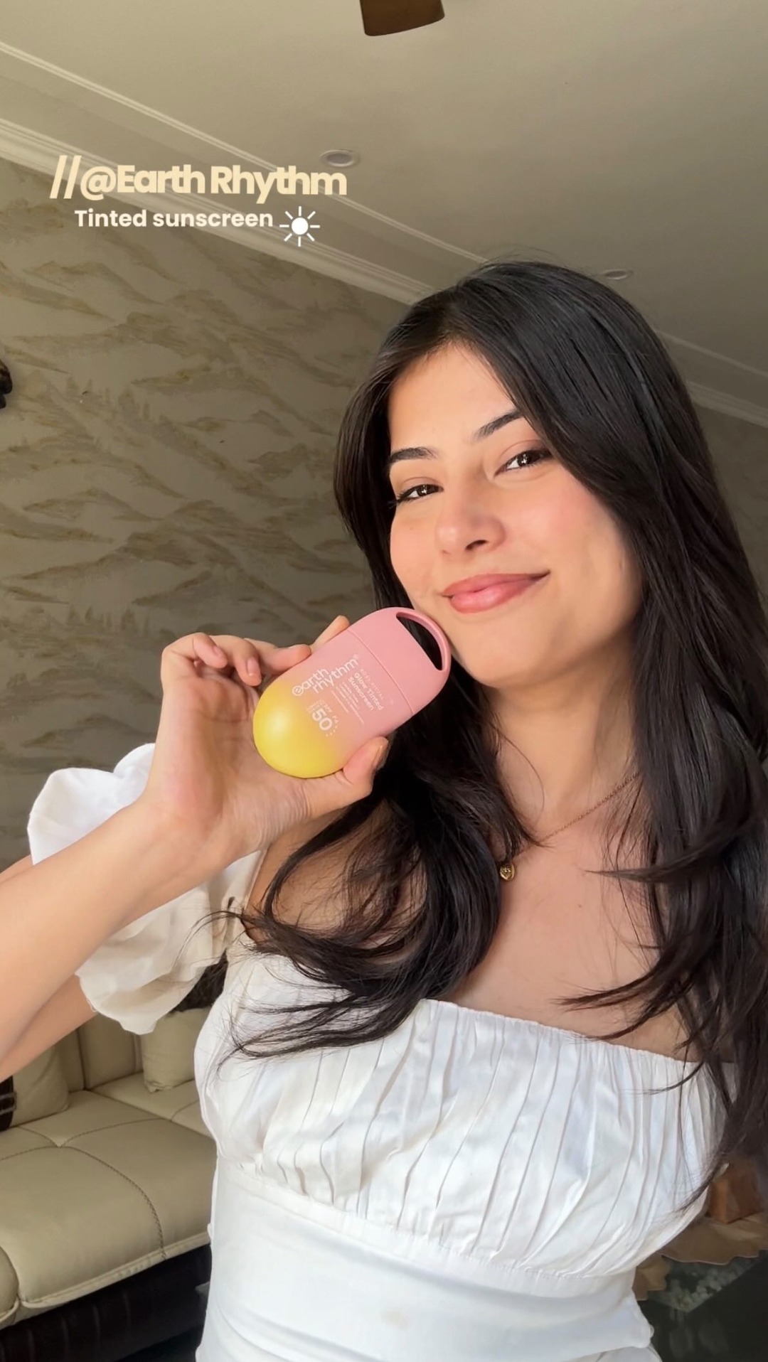 Minimal summer makeup is the vibe🫧☀️
This tinted sunscreen from @theearthrhythm is so lightweight and natural on the skin with no white cast, so I’ve been happily skipping foundation✨🩷

[tinted sunscreen, summer essentia