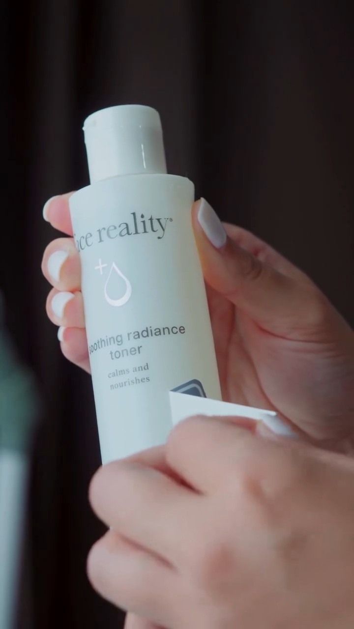 New to the routine, already a game-changer. ✨

Soothing Radiance Toner helps reduce visible redness and delivers refreshing hydration — yes, even for sensitive and acne-prone skin. 💙 Thanks for sharing your glow, @miaski