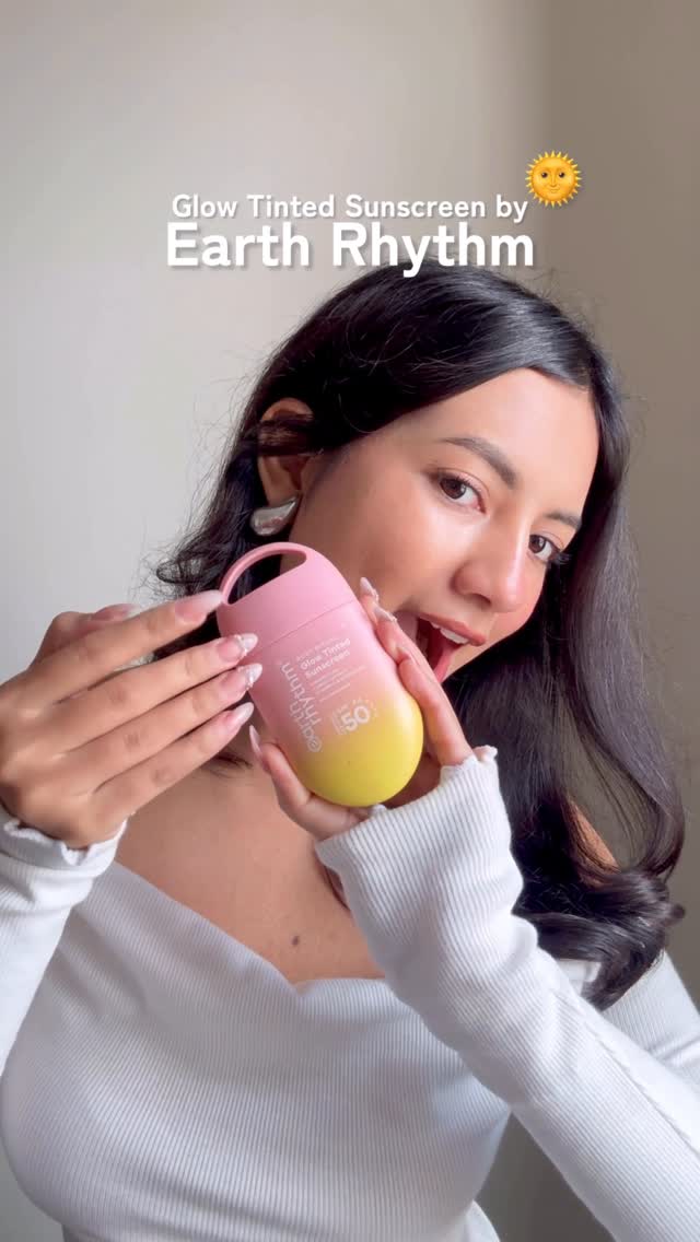 My everyday base lately ☀️

Just @theearthrhythm’s Tinted Sunscreen with SPF 50 PA++++ 
Lightweight, no white cast, instant glow, and powered with Vitamin C + Kakadu Plum to protect and brighten.

Truly giving my skin, b