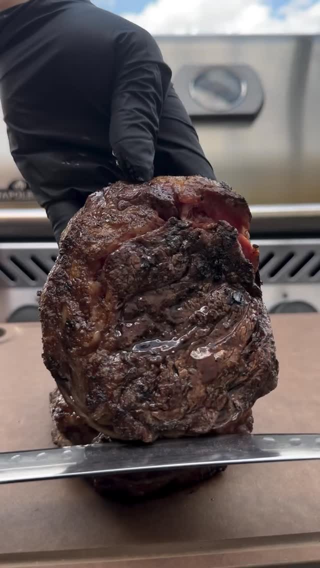 Saturday sizzle and slice 🔥⁠
⁠
📷 @beardedbbqboys