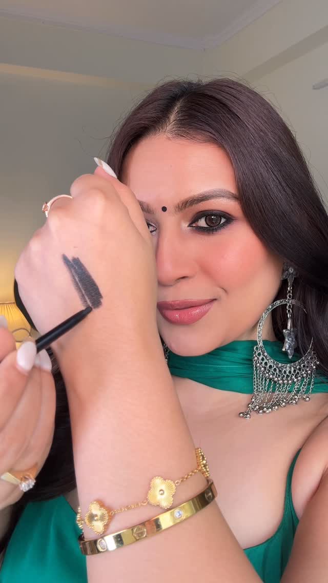 Comment “Kajal” for link 🔗✨

My eyes but bolder ✨ This kajal is intense black, glides like butter & doesn’t budge- smudge, sweat ya tears, nothing can move it! 🖤

The cyclosiloxane-free formula makes sure my eyes don’t g