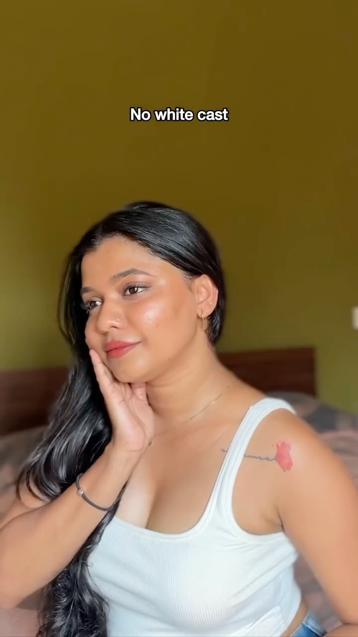 These days I try to keep my skincare routine simple, especially in the mornings. Because who wants a 10 step routine in this heat🫠 

I tried the Ceramide & Vitamin C sunscreen from @drsheths few weeks back and I am absol