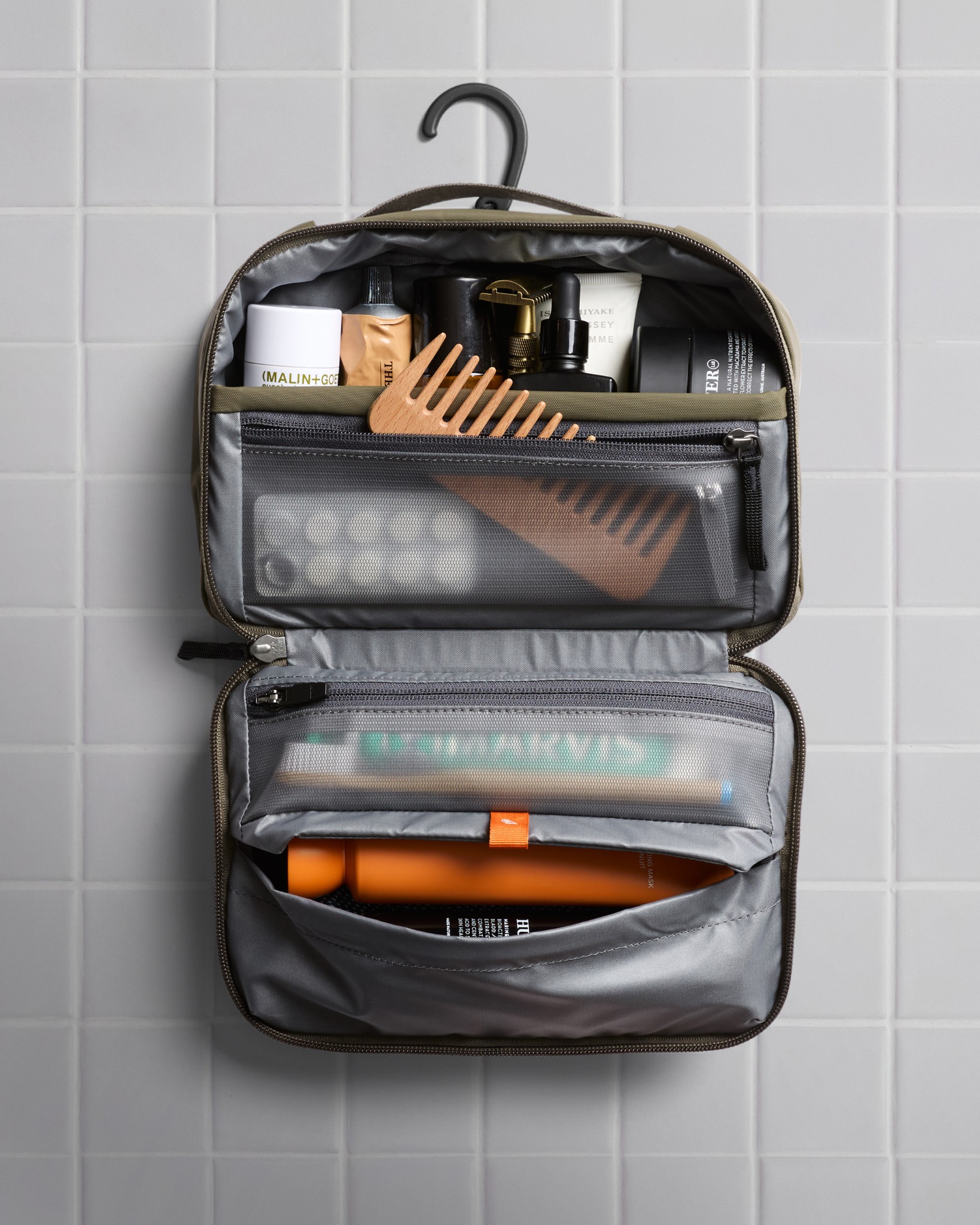 Hanging Toiletry Kit: more space and more convenience 🪝
With tailored pocketing and a self-centering retractable aluminum hook (designed to fit over most towel rails/shower screens/doors).
