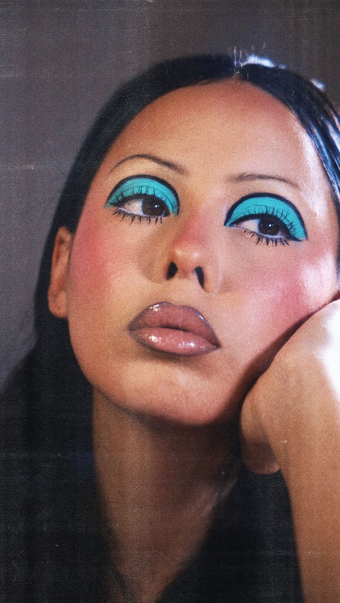 Pt. 18 recreating eras i love — ’60s Twiggy but make it modern. ⋆｡˚ ౨ৎ 🎞️ ❁✿❀ ౨ৎ ⋆｡˚
Quick & Easy Step by step Using these @aboutfacebeauty Matte Fluid Eye Paints to create a graphic 60s eye—shades used: Darkness, White 