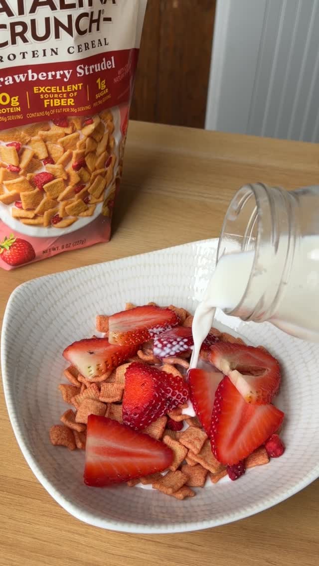 I realized my breakfast was basically all carbs… and no protein.

So instead of overthinking it, I just started swapping what I already eat.

Some mornings it’s @catalinacrunch cereal with milk.

Other days I’ll add thei