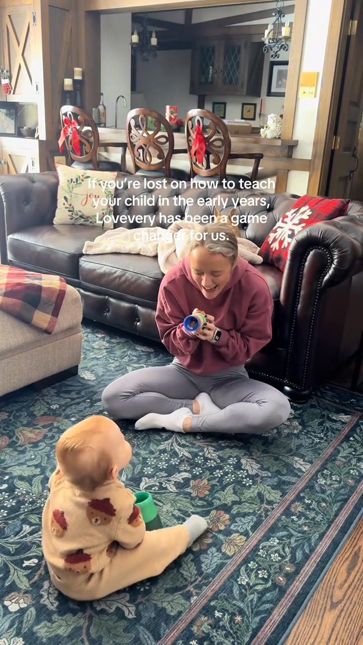 "She gets so involved in every Play Kit and has absolutely blown away everyone with her development. Between the Play Kits and the books, she is learning so much everyday! " 
🎥: @ruth_swing316
