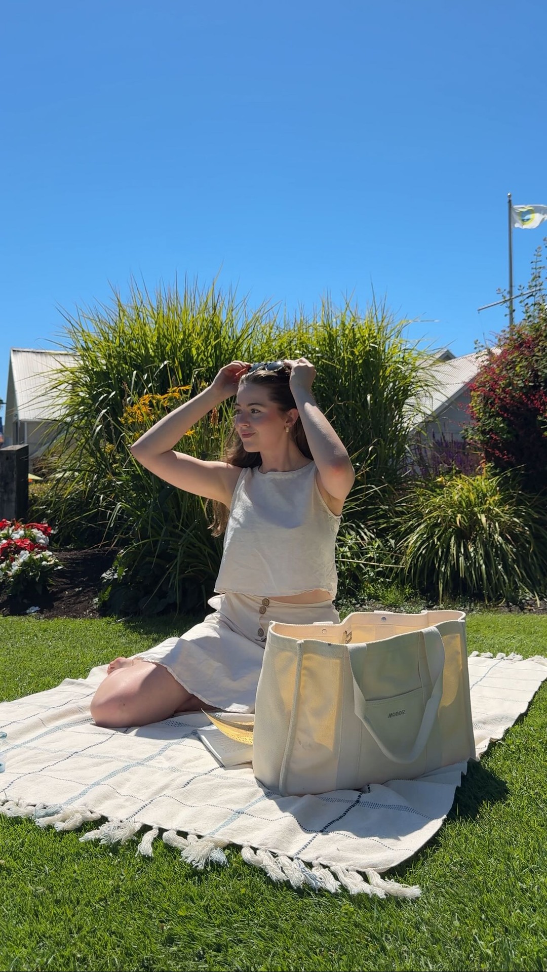 i’ve officially found the perfect summer tote 🌷✨
 this is the gesso tote in ecru from @monostravel and she fits everything i need for a picnic in the park, farmer market finds or beach days!

All of the pockets make it s