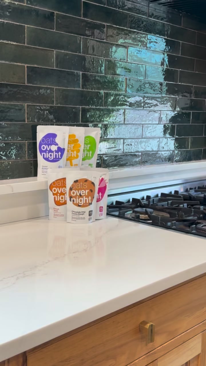 Mom fuel = 20g protein, no cleanup, and a 25% discount on your first order. @oatsovernight gets it.