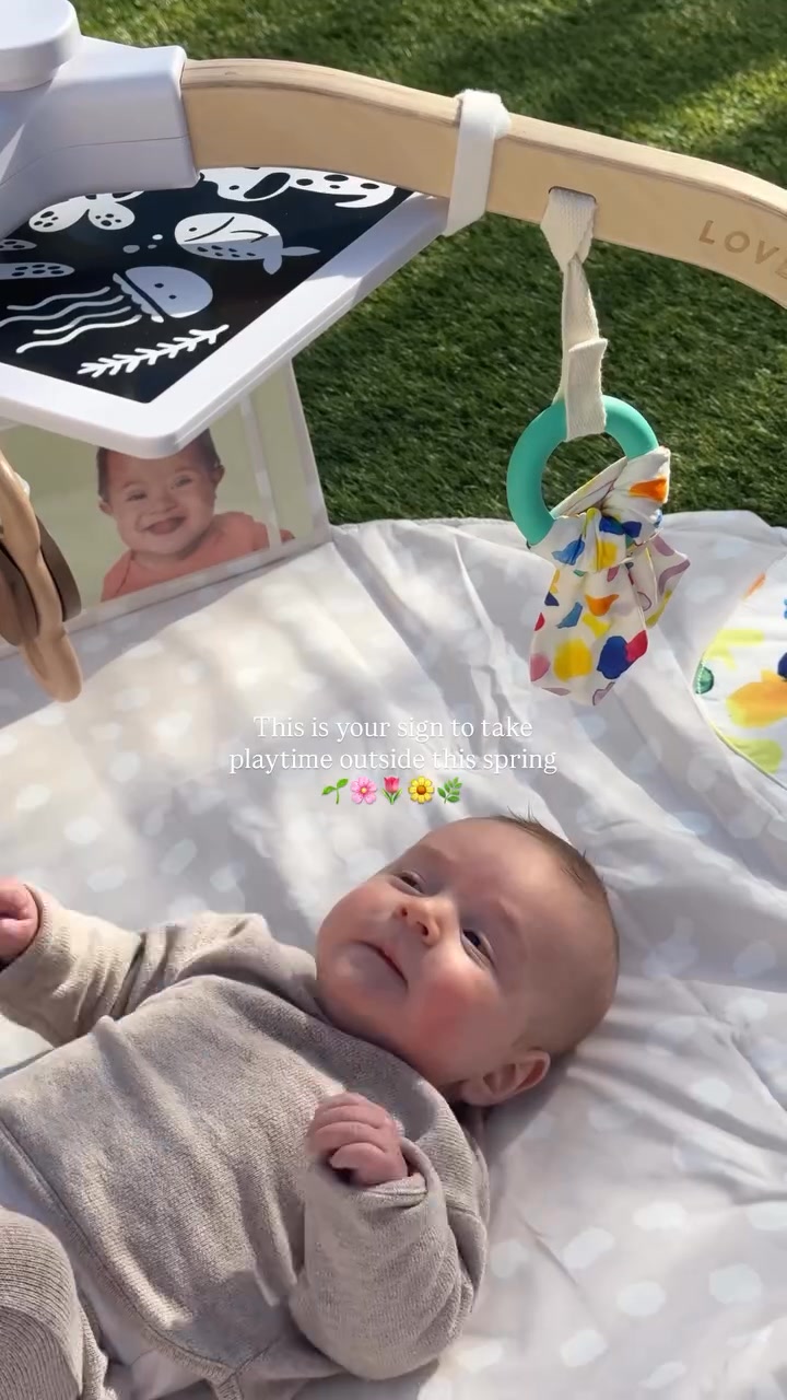 "Spencer enjoyed the fresh air and warmth on his @lovevery play gym!" 🤍 

🎥:athomewiththewilliams