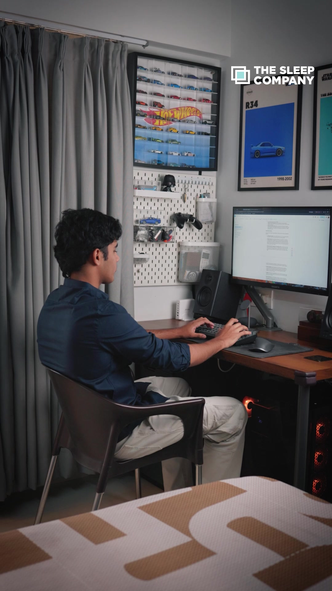 Long hours shouldn’t hurt your back or your posture.
The Sleep Company Ergonomic Chair with integrated SmartGrid technology is built to support you through every workday for over 8 hours of sitting, with balanced pressur