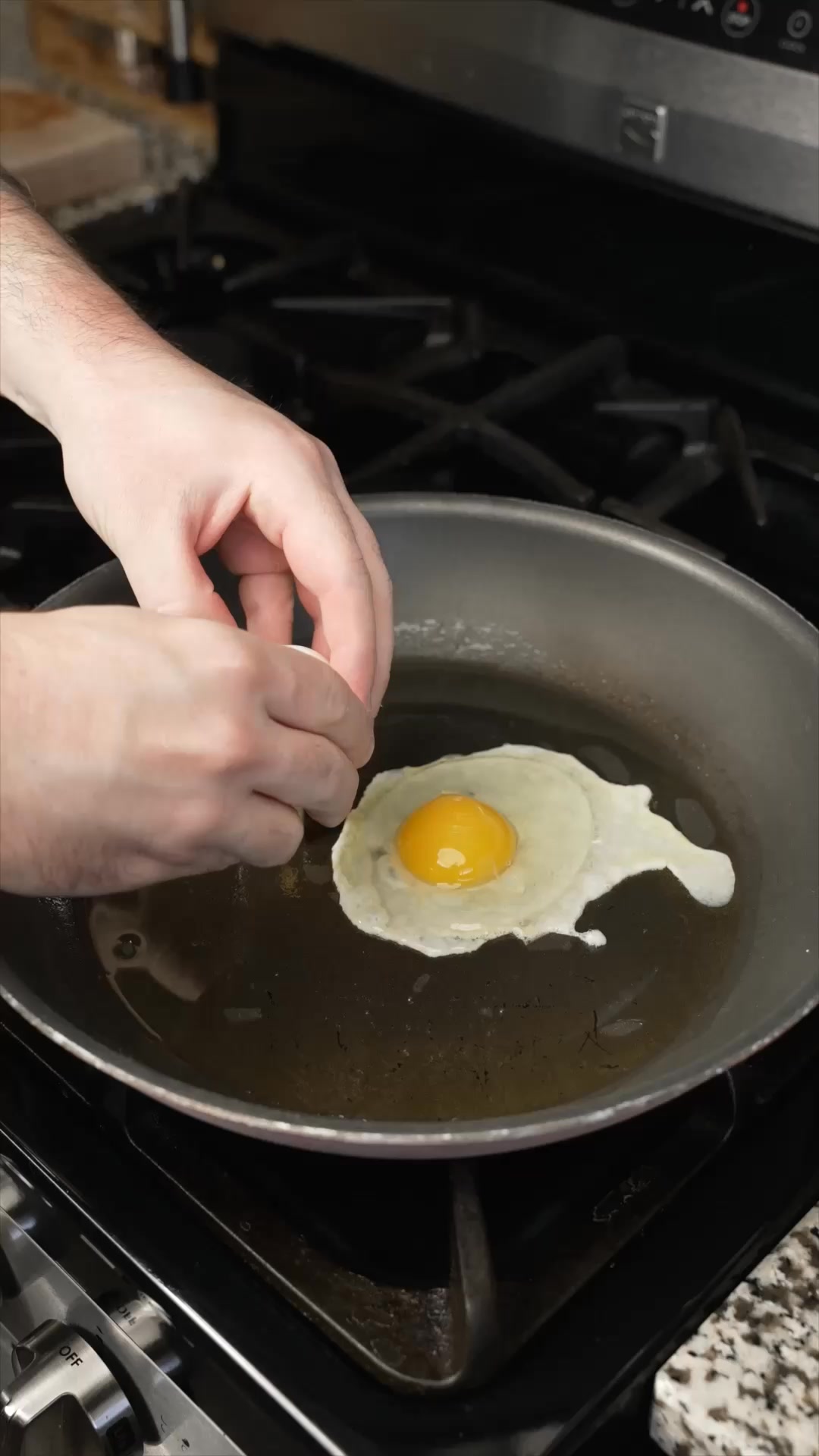 Cada vez que cocinas con una sartén de teflón barata, es probable que estés consumiendo PFAS, químicos tóxicos que pueden filtrarse en tus alimentos durante la cocción y permanecer en tu cuerpo para siempre.

Hay una raz