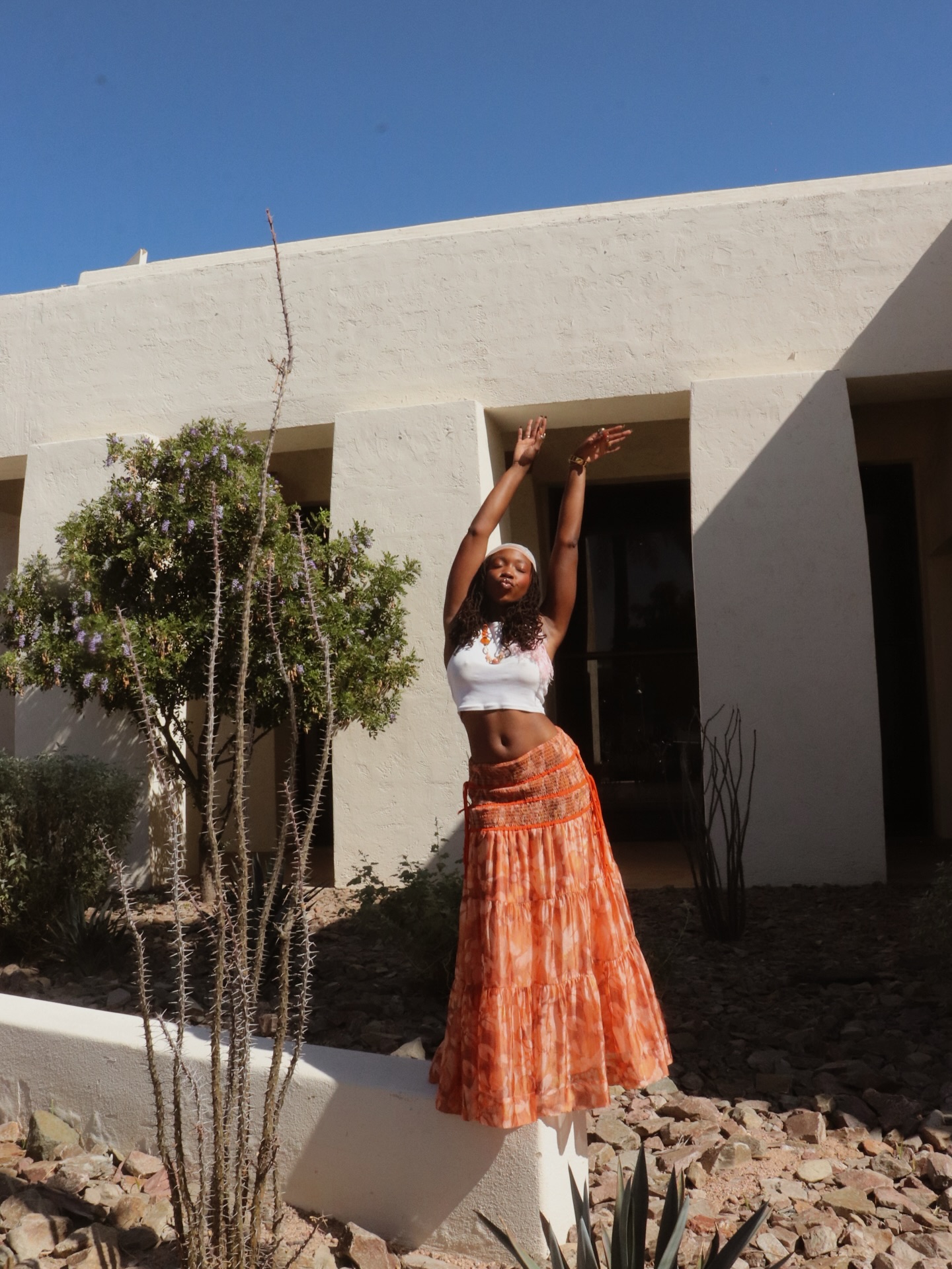 Me, the sun & a long skirt ☀️🏜️ 

Skirt: @anthropologie via @nuuly 
Top, scarf, & purse thrifted 

#nuuly #nuulypartner #clubnuuly