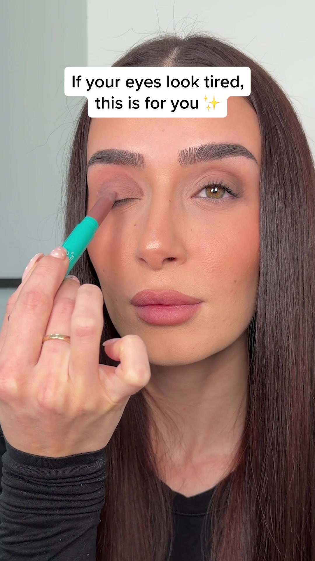Your secret to instantly bright eyes! This smooth, blendable highlighter lifts and illuminates for a refreshed, wide-awake look.