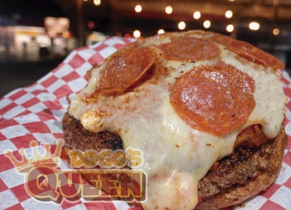 ¡El trono del sabor te espera! 👑✨ No te conformes con menos cuando puedes comer en DOGOS QUEEN. 🍔🔥
 Nuestra carne es 100% res y casera 🥩 El sabor de verdad se nota en cada mordida. ¡Date el gusto que te mereces hoy mismo