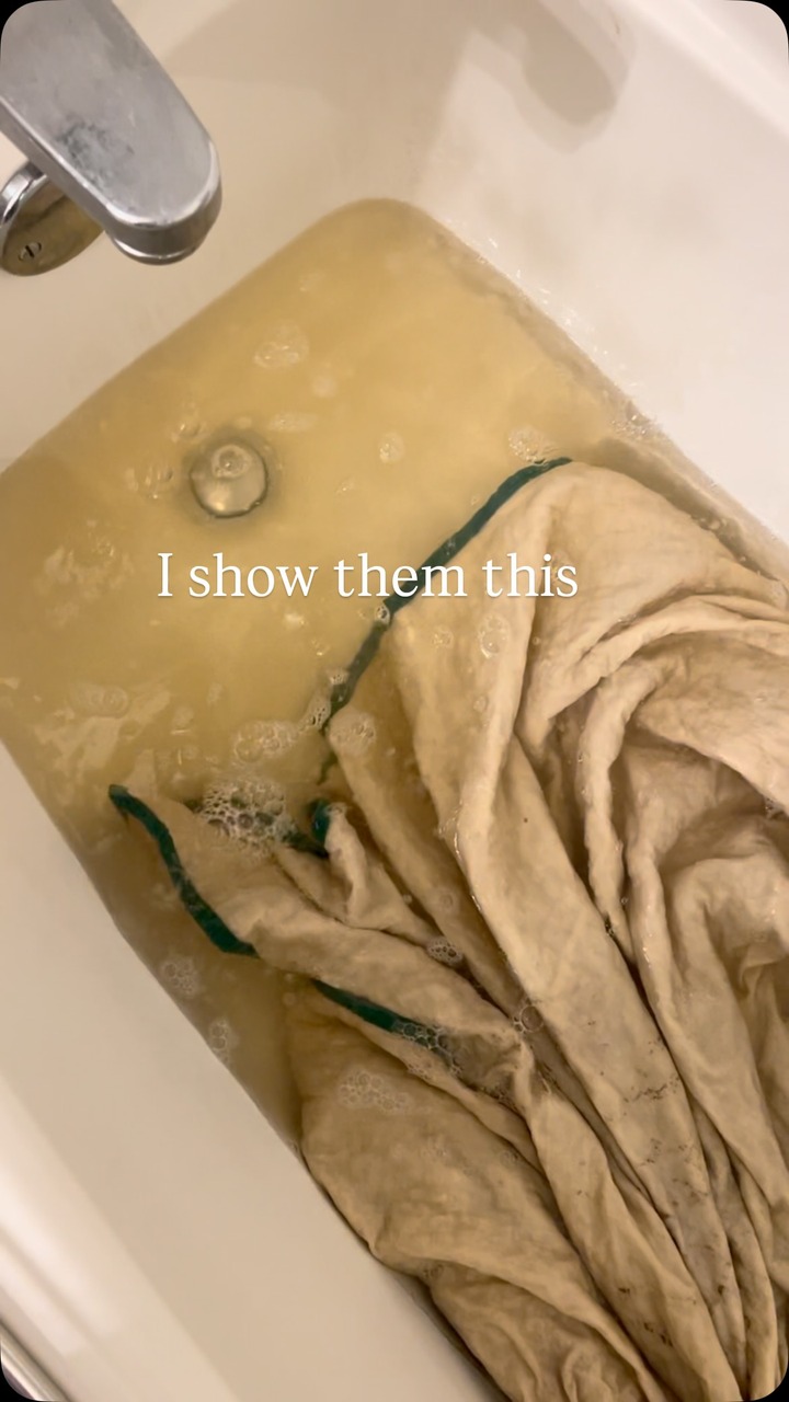 🫧 I always wash my #thriftfinds and that includes my favorite vintage quilts. So many people are intimidated by washing vintage textiles- but if done correctly, with gentle detergents (my fave is @dirty_labs ) it is comp