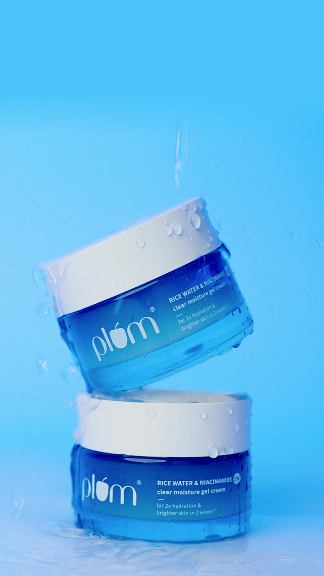 Plum’s 2% Niacinamide Moisturizer replenishes moisture generously while helping reduce excess shine for skin that feels clear and comfortably balanced.