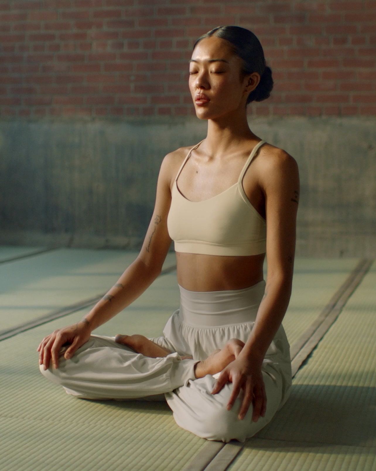 Lift your practice out of the ordinary with an oversized, free-flowing fit and buttery soft fabric.