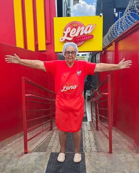 A Dona Lena recebe cada cliente de braços abertos, sempre garantindo os melhores salgados da cidade. Desde o começo, sua missão foi levar sabor e qualidade a cada mordida, conquistando gerações com seu tempero único e in
