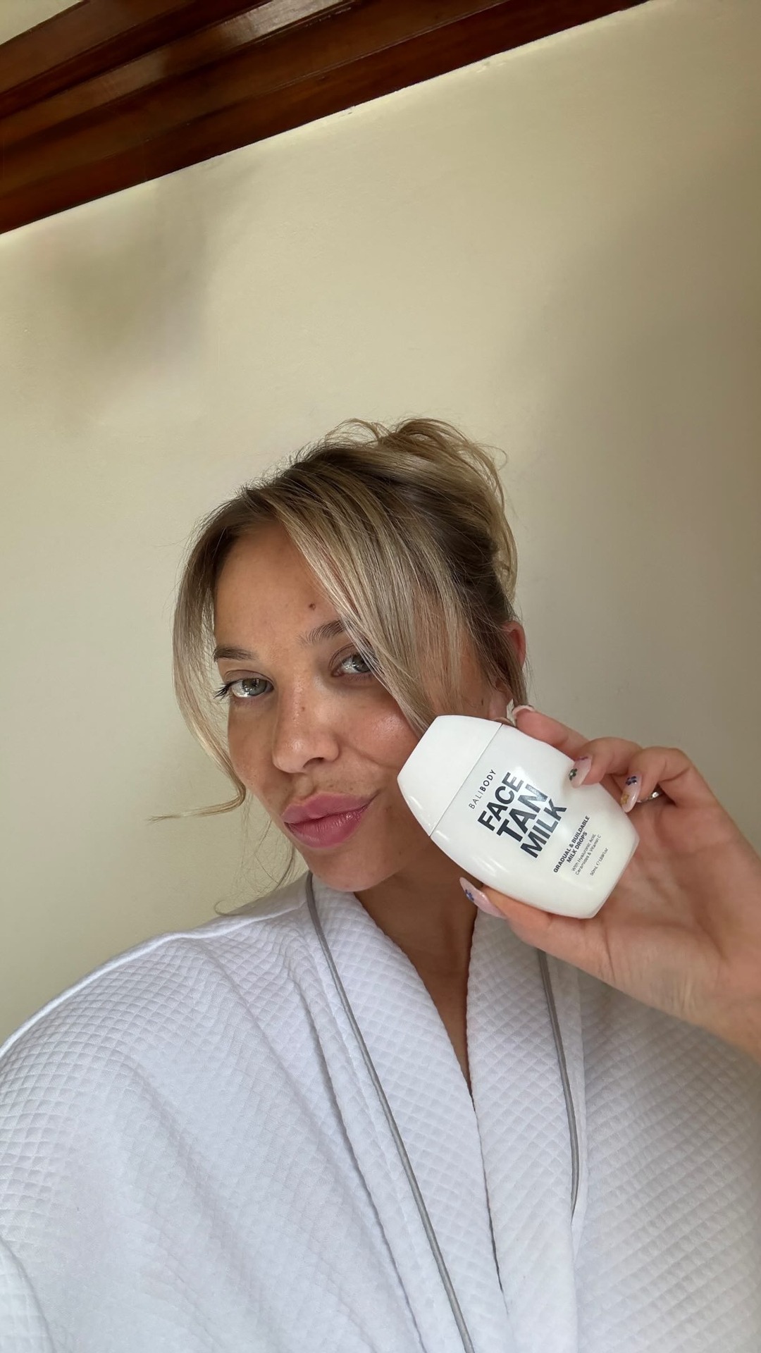 Bali Body’s new face tan milk🥛 My secret weapon to staying tan (without the sun)🤎 @balibody 
.
.
.
.
#selftan #glowingskintips #balibody #facetan #ad