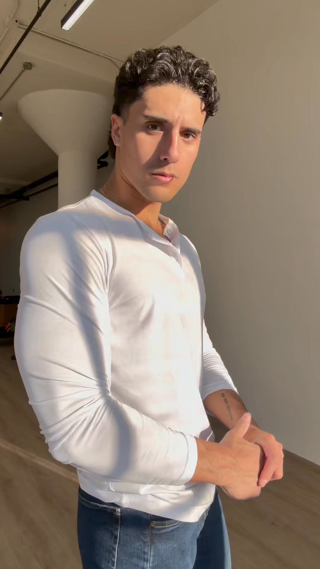 If you aren't rotating a Henley into your wardrobe, you're missing out. It's the ultimate cheat code to look sharp without trying too hard. Flawless fit, ridiculous softness, and pairs effortlessly with every pair of pan