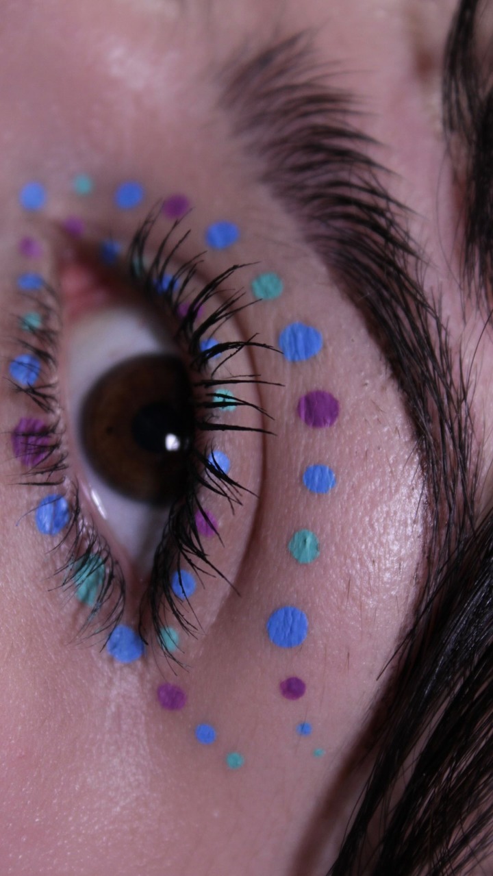so strange how I went from a teen cleaning my bedroom to this song to suddenly partnering with @aboutfacebeauty to bring you some inspiration for the festival season! I used their Matte Fluid Eye Paint in “Replicant” “Bl