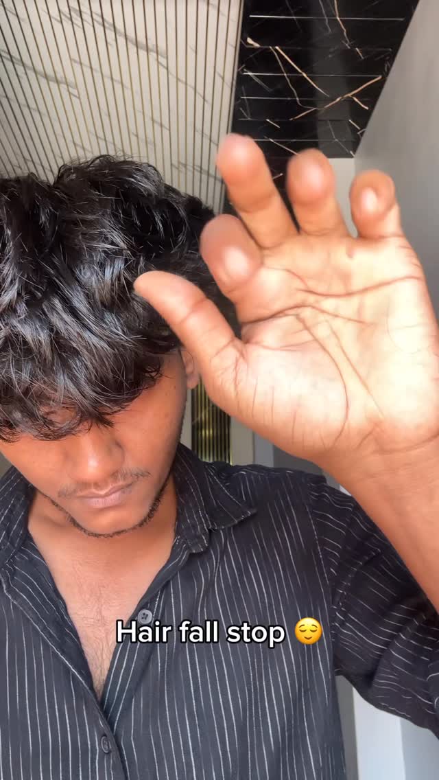 • Comment “Dm” for product link
Conscious Chemist ka rosemary hair oil kaafi lightweight hai, scalp pe easily absorb ho jata hai without chipchipa feel
Regular use se hair fall thoda control hua aur hair thode thicker fe