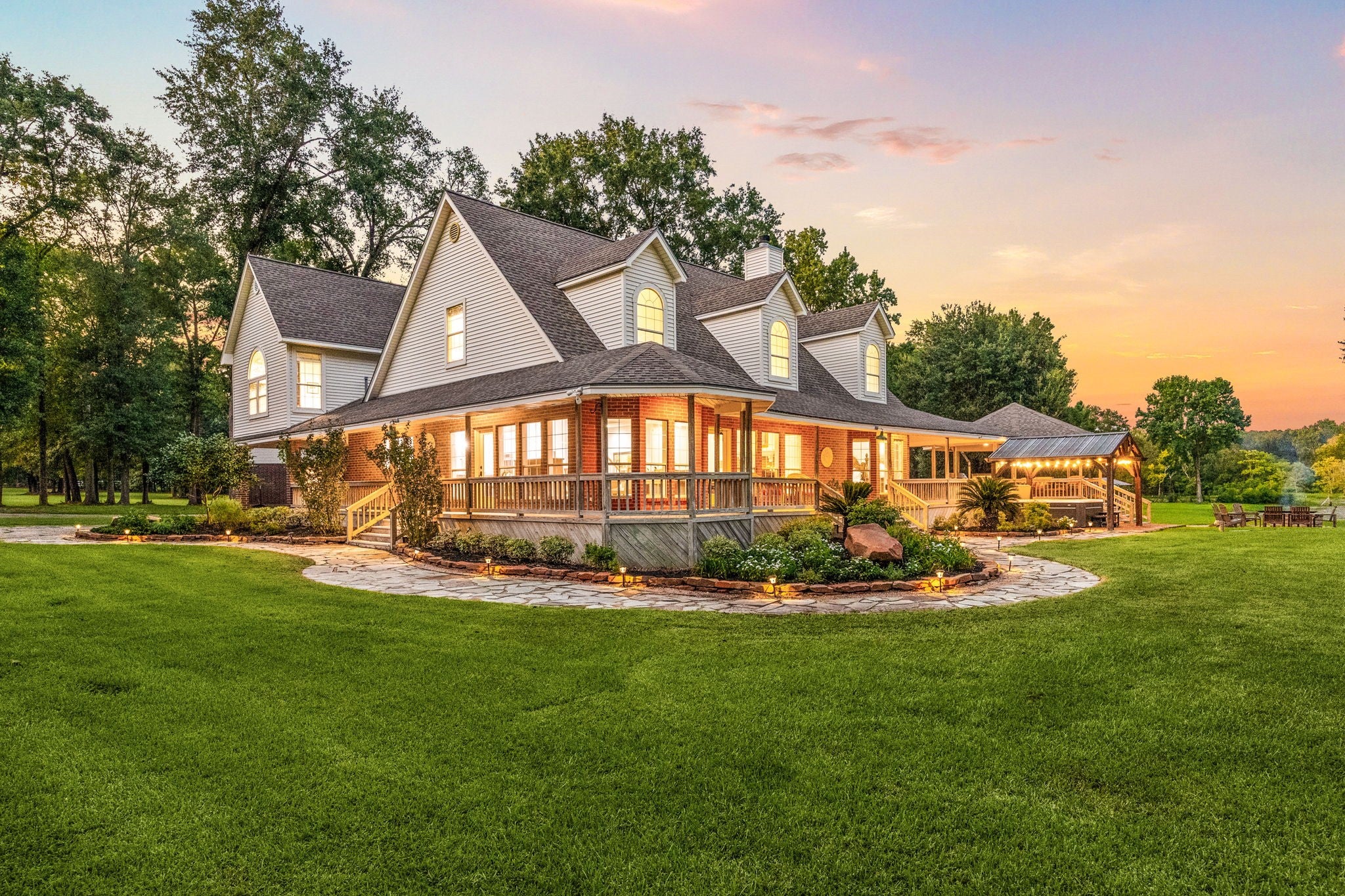 {{home_listing.city}}, {{home_listing.region}}📍
