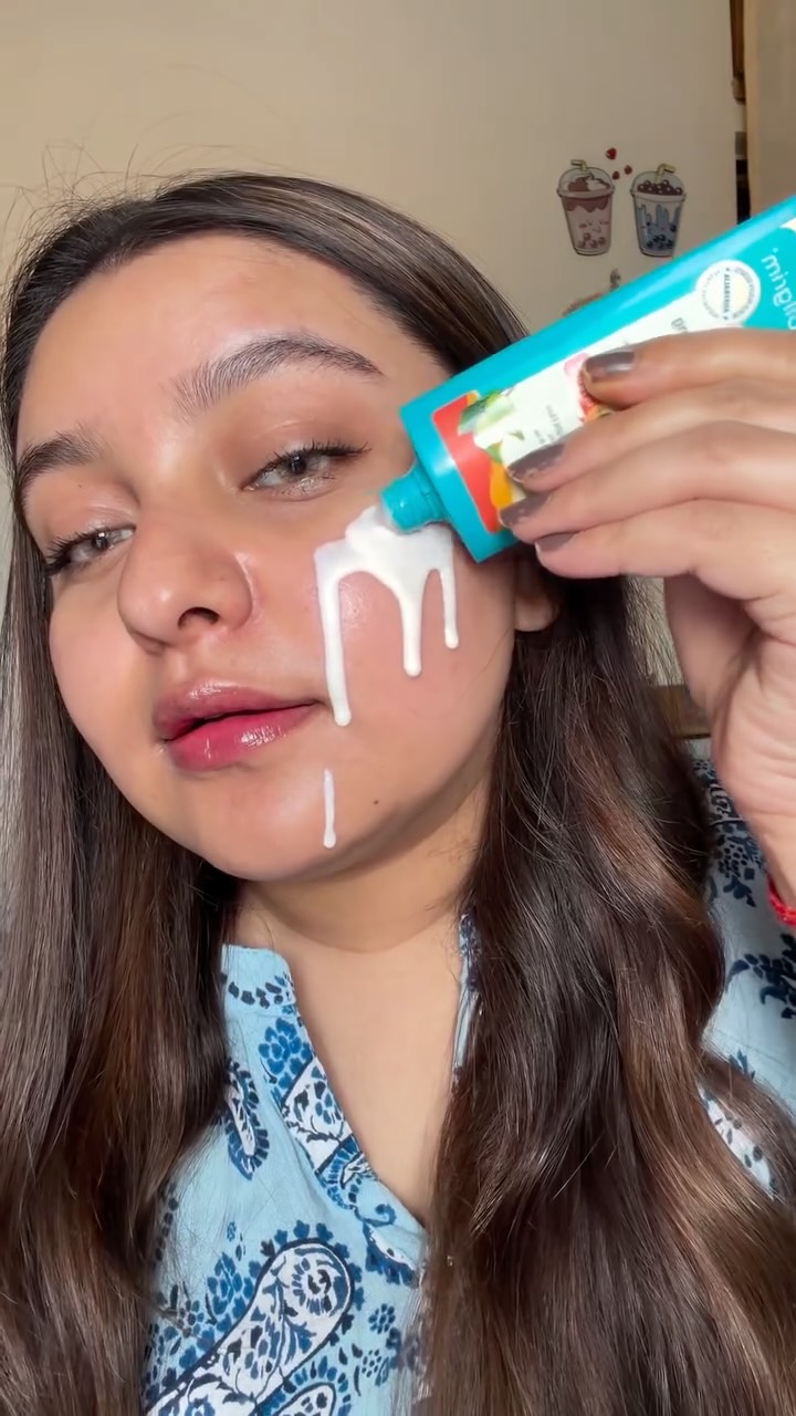 Ghr Ke andr sunscreen ☀️ kyu ⁉️lgana 

#Sunscreen #sun #sunscreenreview #sunprotection #serumsunscreen