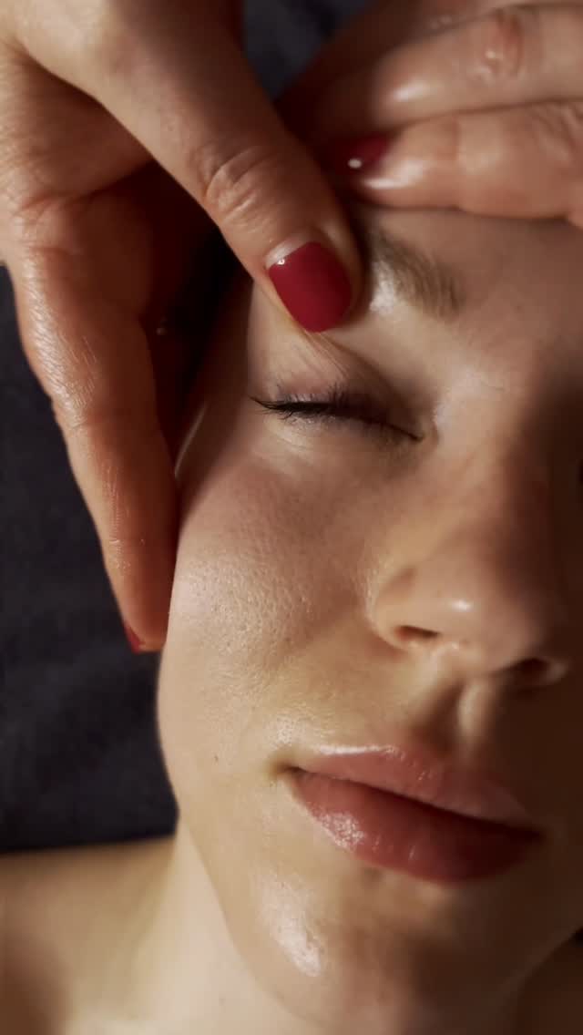 DEINE KURZE PAUSE VOM ALLTAG 🌸

🌿Gönn dir einen Moment nur für dich.
Unsere sanftes CALM & SMOOTH TREATMENT lässt dich in Minuten tief durchatmen und den Stress vergessen.

✨ Einfach mal abschalten und entspannen – das i