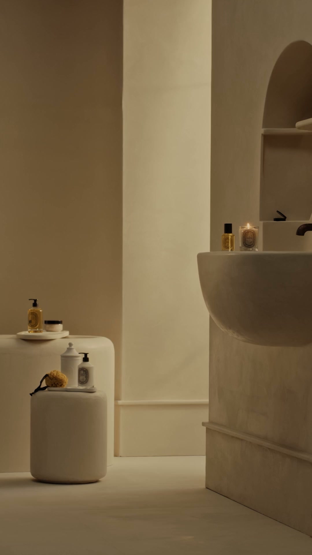 Découvrez la nouvelle collection de soins holistiques, inspirée des bain antiques. Une invitation à prendre soin de soi, de l'instant et du monde.