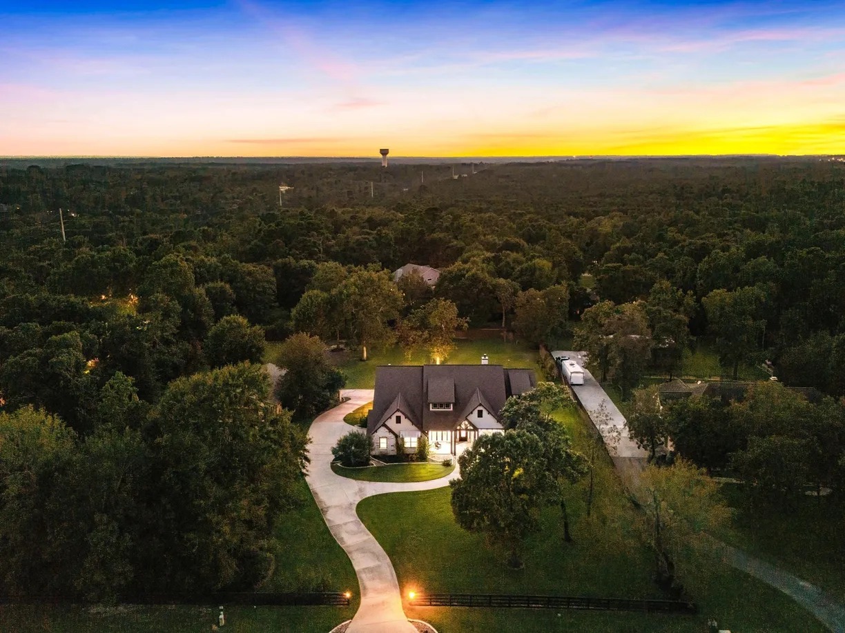 {{home_listing.city}}, {{home_listing.region}}📍