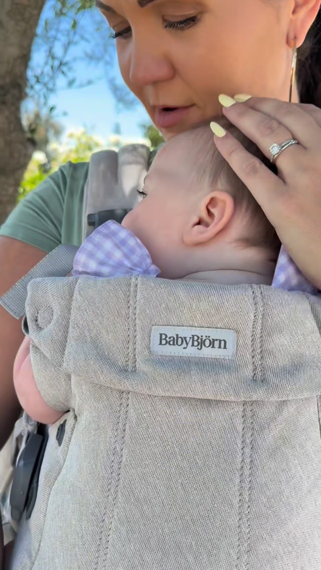 As the twins have grown, we realized babywearing is SO much more comfortable with a structured carrier and correct fit! During this season of parenting we are reaching for the @babybjornus Harmony for so many reasons.

W