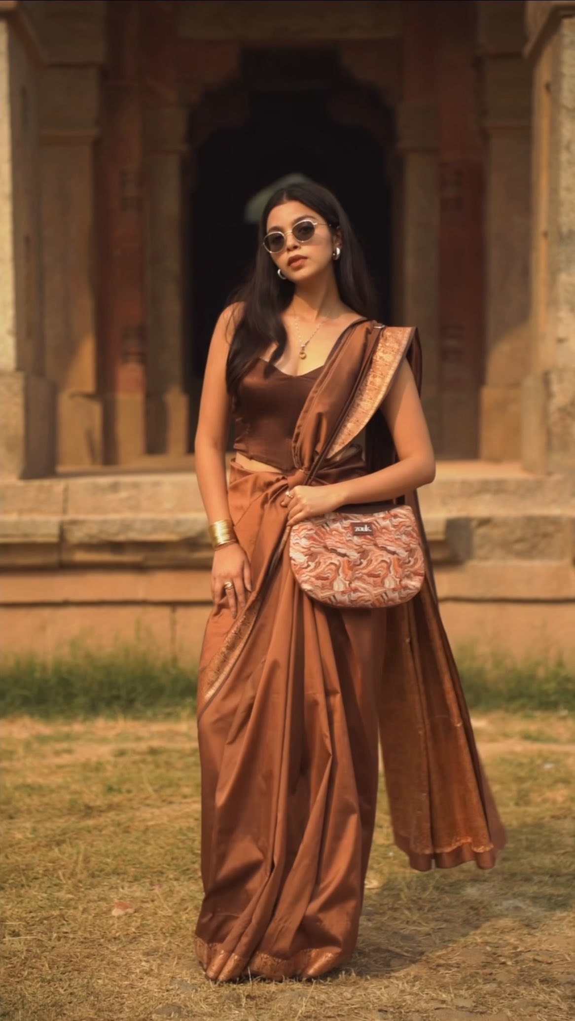 Slaying softly with @zoukonline 
:
:
:
:
:
:
#sareedrape #sareeofinstagram ##zoukabagfulofyou #goveganmovement #desifashion #boldandbeautiful #brownaesthetic