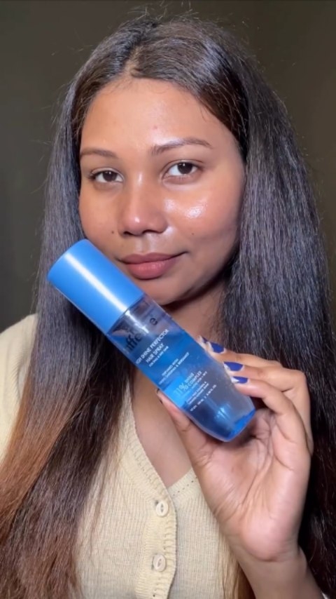 Frizzy hair to glass- shine in just 5 minutes ✨😍😍

You can apply it on frizzy hair for shine. 🌟
You can use it on wet hair, on dry hair, as a heat protectant, or even as a hair perfume mist.

This is the newly launched “