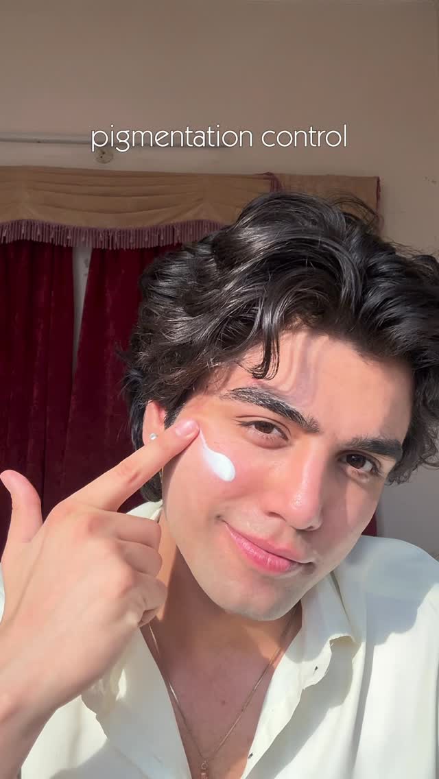 Dhoop strong, glow stronger ☀️✨ 
Foxtale Glow Sunscreen = no white cast, just glow 💛 
SPF 50 PA++++ protection with a second-skin feel 

#GlowOn #Foxtale #SPF50 #foxtaleskin