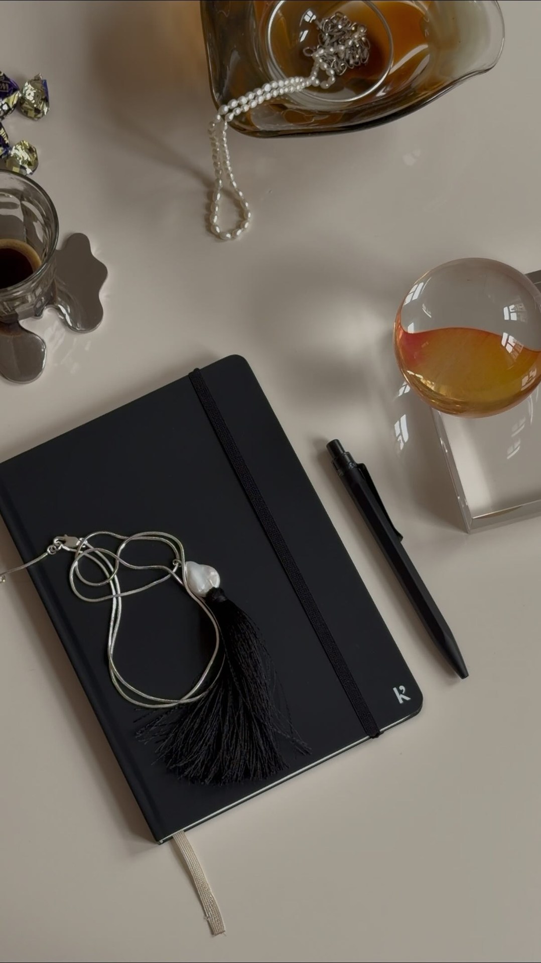 advertising @karstgoods 
Just love the new stone pen, swiss-made and crafted with calcium carbonate - the same core material as the paper: tree-free, high-quality, sustainable, and recyclable stone paper. You can grab 10