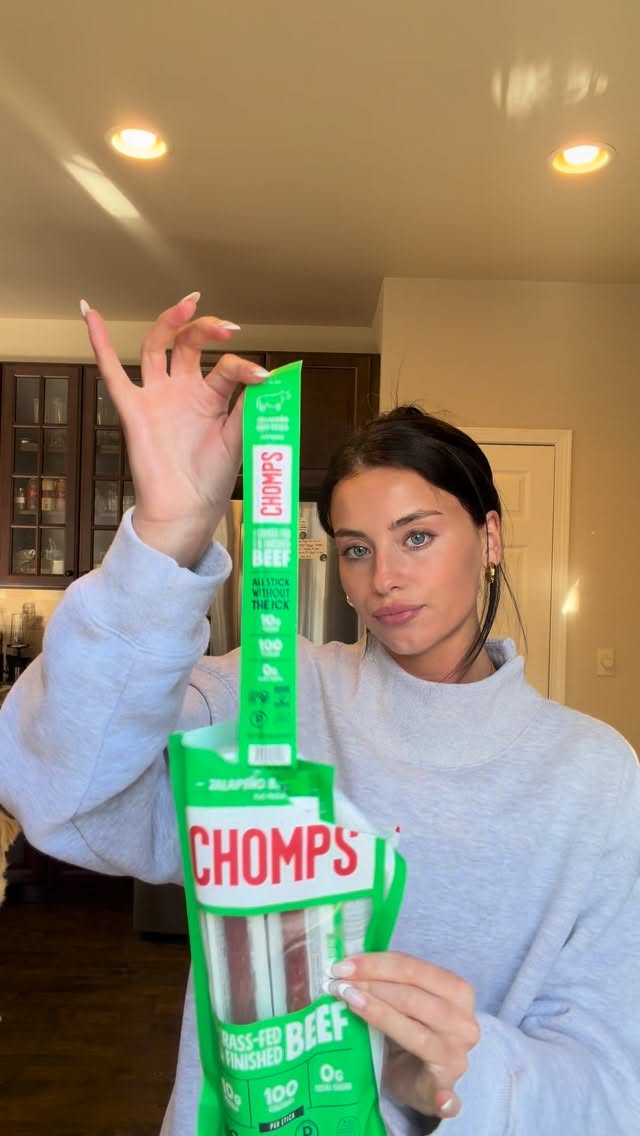 Sneaking in a high quality protein snack in between teaching 🙌🏻 These are SO easy to bring along with you throughout a busy day! @chomps #ChompsPartner