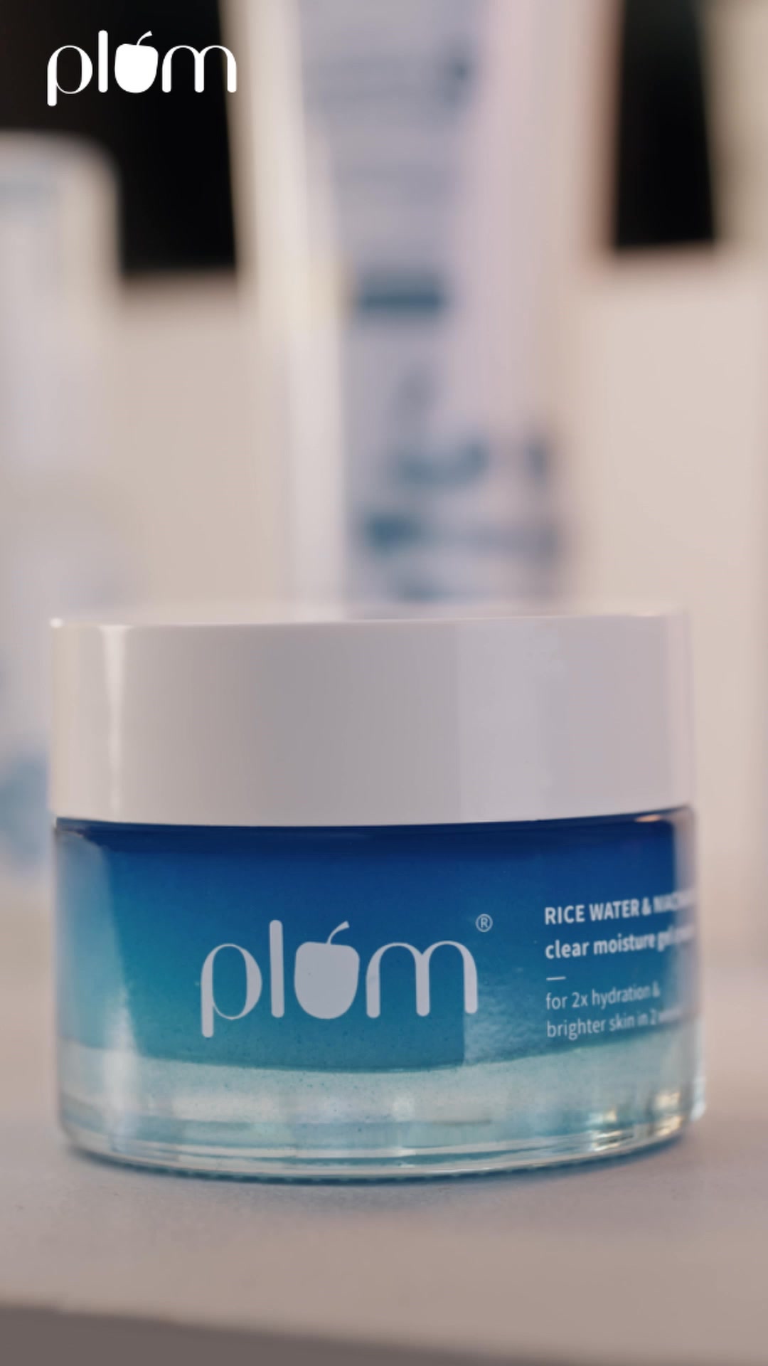 Plum's 2% Niacinamide & Rice Water Gel Cream Moisturizer gives you 2x hydration with oil control. So you shine, not your skin.