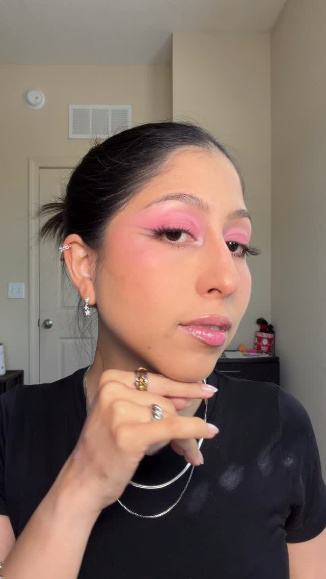 A pink soft glam look never fails💅🏻

I’m using the @aboutfacebeauty Matte Fluid Eye Paints in the shades: La Zona Rosa, On Point, White Noise and Weightless.

A little bit goes a long way so my biggest tip is to apply a 