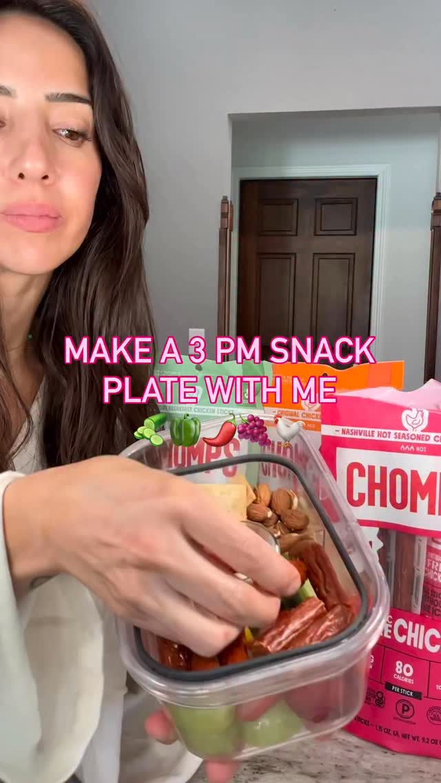 #ChompsPartner

I’m a dietitian, and one of my favorite times to snack is right between lunch and dinner, especially before I go pick up the kids
Lately I’ve been keeping it simple with snack boxes like this.

Fruit + ve