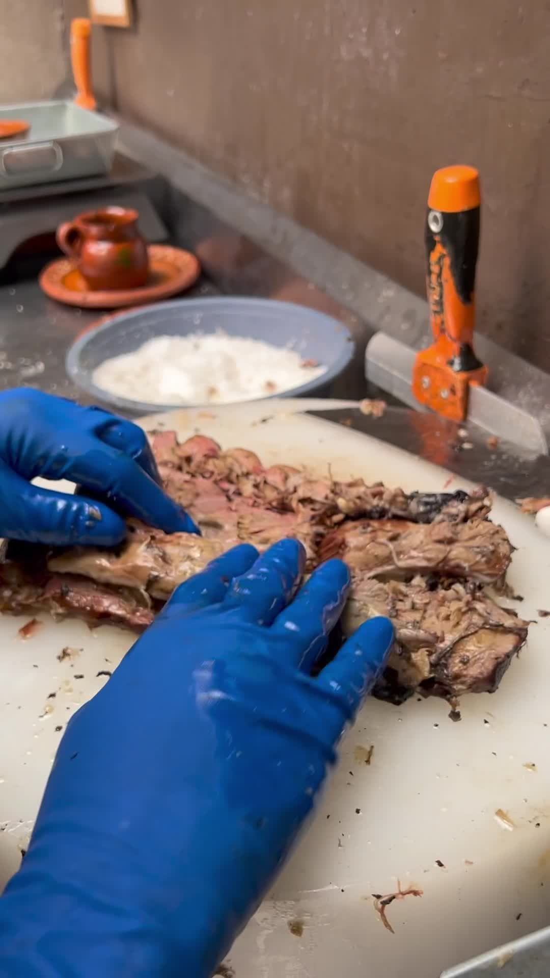 🔥 La mejor barbacoa de hoyo en CDMX, cocinada a la leña 🔥
¿Se te antoja una barbacoa auténtica, suavecita y llena de sabor? 🤤 Disfruta de nuestra barbacoa de hoyo tradicional, cocinada lentamente con leña para lograr el 