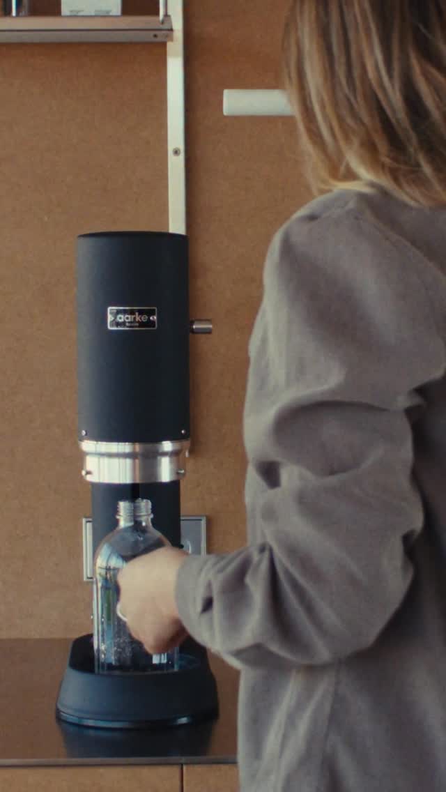 Cut out the middleman. Carbonate directly into glass with Carbonator Pro. That’s the upgrade.