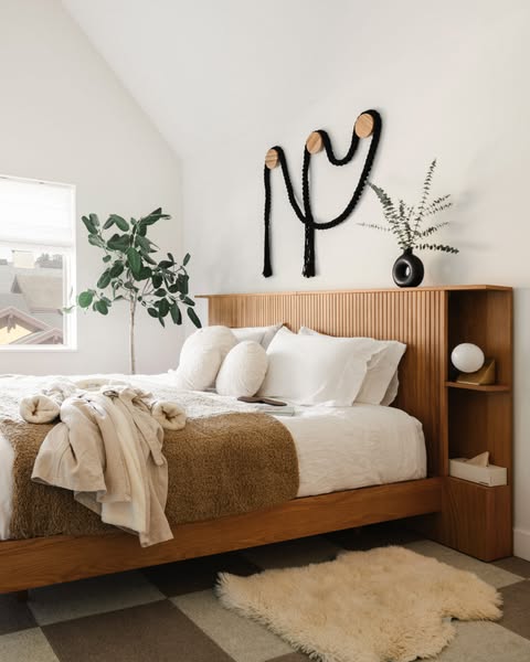 No, you're not dreaming — our #KouvaHeadboard is as functional as it is good looking. Its open-concept shelving with discreet cord cut outs will help you rest easy. #OurArticle

Photo by @you.should.stay.here

#BasiBed #