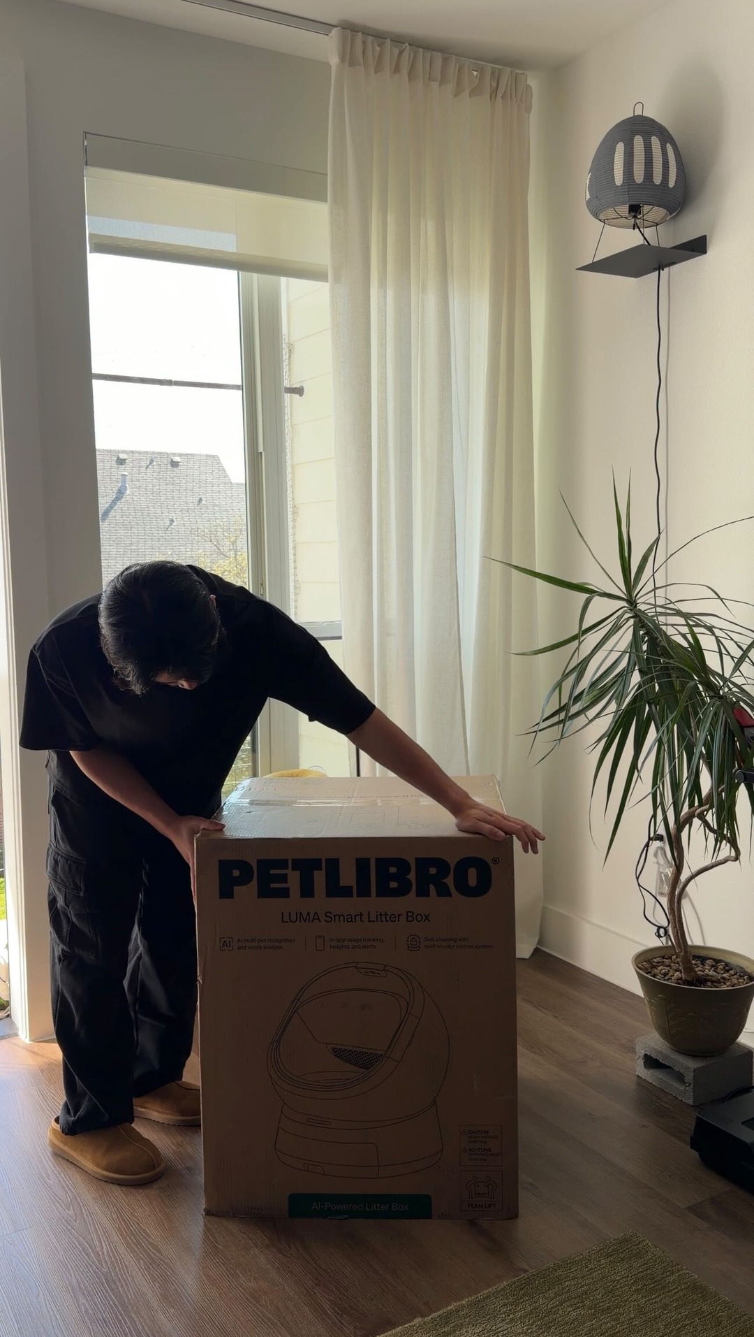 I’ll be honest that we were pretty afraid of trying an automatic litter box after hearing so many horror stories, but the @petlibro Luma Smart Litter Box is the first one that actually made us feel safe. Since Cabbage is